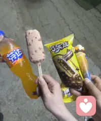 晚风和汽水，雪糕和同事。
被夸手白，随口一句“苹果拍照不带美颜”，就被追着笑闹“你什么意思哈，好好说”。
原来成年人的快乐也可以这么简单，像咬下一口冰棒，凉丝丝的甜，却暖到了心里。
用心接住这些细碎的瞬间，就会发现快乐其实一直都在✨