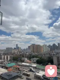 来自远方不曾谋面的朋友：“呀～这会出太阳了，我拍个云南的天空给你看。”
点开的瞬间，就被这干净清透的蓝天撞进心里。
原来大家说的云南天空的治愈力，是真的。
是那种干干净净的蓝，裹着蓬松柔软的云，连风都变得轻轻的。
就像我们在倾听里常说的：生活不会一直阴天，总有一束阳光，会穿过云层，落在你身上。
今日份的蓝天白云，送给每一个正在等待天晴的你。配图