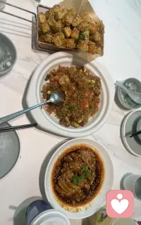 若是闲到总想咀嚼人是非
不如把口舌交付人间美味
味蕾被烟火温柔填满
心底便再也容不下闲言碎语
好好吃喝，安顿自己
才是头等大事……