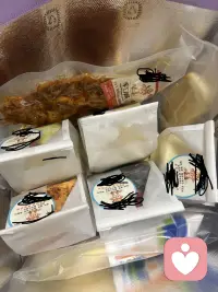 若是闲到总想咀嚼人是非
不如把口舌交付人间美味
味蕾被烟火温柔填满
心底便再也容不下闲言碎语
好好吃喝，安顿自己
才是头等大事……