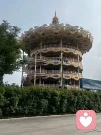 两日碎片｜在喧嚣与安静里安放自己。
遇见各式各样梦幻的景致，生活不必时刻紧绷。
一杯联名咖啡，接住片刻的松弛。
三十分钟汗水，慢慢代谢掉积攒下来的疲惫。
平凡细碎的欢愉，也是自我修复的良药。