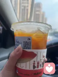 两日碎片｜在喧嚣与安静里安放自己。
遇见各式各样梦幻的景致，生活不必时刻紧绷。
一杯联名咖啡，接住片刻的松弛。
三十分钟汗水，慢慢代谢掉积攒下来的疲惫。
平凡细碎的欢愉，也是自我修复的良药。