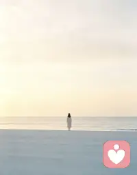 浪漫可以表演，真心无法复刻，鲜花礼物可以轻易买到，可一份懂得与体谅千斤难换。不要被节日的氛围感，蒙蔽双眼，甜言蜜语听听就好，遇事的担当才是爱的答案。愿有爱者更爱，不止七夕，更在朝朝夕夕！愿无爱者自由，不止人间过客，更在秋水星河！