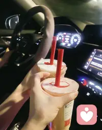 夜色、晚风，两杯茶饮。
可以安安静静相伴，也可以随心闲谈。
不必刻意讨好，不用反复解释。
彼此看见，被接纳，被懂得，互相滋养，不必扮演任何人。
在平凡细碎的时刻，拥有一份踏实的安心。
最好的友情，是相处时不用费力。