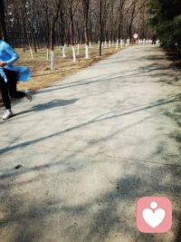 青春匆匆而过，就像这美丽的身影。