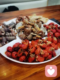 每个人都需要倾诉，
每个人都想被理解，
被接纳，被需要，
谁也不是孤立存在的，
有人的地方，
就需要交流、沟通。
理解万岁。