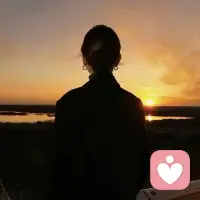 为什么我们总会有情绪？情绪就像身体里的水，堵得太死，迟早会溢出来；憋得太久，只会伤了自己。你总想着“忍一忍就过去了”，可那些没被释放的委屈、没被化解的愤怒、没被看见的难过，不会凭空消失，它们会变成深夜的失眠、胸口的闷痛、莫名的焦虑，最后拖垮你的身体、耗光你的心力。