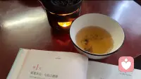 阴雨天气，想要心情不阴沉，于我而言，只需要一壶热茶，一本书即可轻松获得。

换了住处，茶具不够，饭碗来凑，这要在过去，会觉得别扭，而今却兴然接受，享受大口喝茶的畅快淋漓，亦是别样滋味……

当你敞开接纳一切的时候，你的心就变得柔软起来，也就有了所谓的松弛的状态。配图