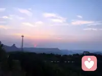 新的一天，愿你眼里有光，心中有暖，步履从容，万事顺遂。配图