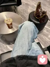 新的一天到来了，
或许你感到彷徨，
但要坚信，
总会有些惊喜在不远处等你，
勇敢前行总会遇见，早安🌈配图