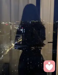 独处的时候，月色落在窗台，静静地，不多不少。坐在夜里，心一点点归位，思绪一点点清澈。
那一刻，世界安稳，我也完整。
有些圆满，不需他人见证。
当月升起，心自有回声。
我与自己对坐，什么都不说，却都明白。配图