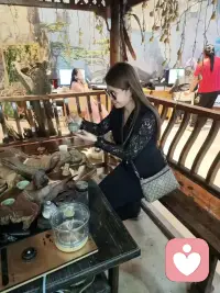 你不必独自面对黑暗。在这里，你的每一次倾诉都被温柔接住，每一种情绪都值得被看见。我是倾听师尤尤，愿做你故事里安静的旁白，陪伴心事被温柔疗愈，等希望长出翅膀。配图