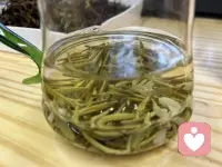 在这个快节奏的时代，我们好像什么都拥有了，又好像什么都不踏实。你是不是也有这样的时刻？
—— 翻遍通讯录，却找不到一个可以毫无负担倾诉的人；
—— 话到嘴边，又觉得“算了，说了也没人懂”；
—— 明明很累，却要在所有人面前装作“我很好”。

作为倾听师，我的工作不是评判你对错，也不是给你灌鸡汤。我的任务是：
为你清空情绪的垃圾，陪你梳理打结的思绪，找回你原本就有的内在力量。

在这里，没有道德审判，只有全神贯注的耳朵和一颗想要懂你的心。
有些疼痛，说出来就已经好了一半。如果你准备好了，我随时在这里，听你说