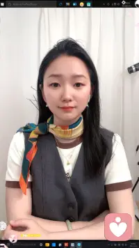 嗨，屏幕前的你，今天辛苦了。

此时此刻的你，是不是又在心里跟自己较劲了？
—— “为什么我又搞砸了？”
—— “为什么只有我不开心？”
—— “我是不是太敏感了？”

请你深呼吸，我想告诉你：敏感不是缺陷，而是你深度的触角；脆弱不是可耻，而是你真实的勇气。

作为倾听师，我见过太多在白天戴着笑脸面具的人。他们把所有情绪调成了“静音模式”，却在深夜里独自消化。

我想对你说：如果你想哭，我这里没有“没关系”的劝慰，只有一张纸巾；如果你想沉默，我这里没有尴尬的追问，只有安静的陪伴。

你不必急着好起来。痛苦有它自己的意义，而我们有大把的时间，慢慢把它铺开、抚平。

今晚，把铠甲卸下来吧。我陪你，等天亮