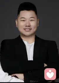 如果你总觉得自己不够好，停下脚步静下心看看

一、先承认：我真的很累

很多自卑、抑郁的人，第一反应是责怪自己——“别人都能好好的，为什么就我不行？”于是加倍努力扮演“正常”，把痛苦压进心底。但这样做只会让你更疲惫。

请试着停下来，对自己说一句：“是的，我真的很累。我讨厌自己，我很痛苦。”不用掩饰，不用找理由。比如你早上醒来不想起床、不想见人，那就承认这个感觉。你可以写在纸上：“今天我不想面对任何事。”这不是放弃，而是把压在心里的大石头搬开一小块。只有先承认情绪存在，你才有可能与它和解。

二、停止自我攻击

你心里可能住着一个严厉的批评者：“你真没用”“这么点小事都做不好”“你活着就是浪费空气”。这些话你绝不会对一个受伤的朋友说，却每天对自己说。

试着换一种方式：当你又一次搞砸了某件事——比如没回复消息、开会时说不出话、又哭了一场——请对自己说：“我知道你已经尽力了。你不是故意的，你只是太难受了。”就像你安慰一个摔倒的孩子一样，温柔地对自己说话。每天把自我批评换成一句“没关系，慢慢来”。这不是纵容，而是停止在伤口上撒盐。

三、做一件极小的事

抑郁和自卑会让人失去行动力，觉得什么都做不了。这时不要逼自己“努力变好”，而是从一件小到不可能失败的事开始。

比如：用一分钟叠好被子；下楼把垃圾袋扔掉；给自己倒一杯温水喝完；或者只是把手机充上电。完成之后，在心里对自己说：“我做到了。”哪怕你觉得“这有什么了不起”，也请坚持说。因为对于现在的你，起床本身就是一场胜利。小行动会像种子一样，慢慢帮你找回“我能做到”的感觉。

四、允许自己求助

你可能会觉得：“我的问题太小了，不值得麻烦别人”“说出来别人会看不起我”。但请相信，没有人应该独自承受一切。

你可以先试着在网络上匿名写一段心情，或者给信任的朋友发一条消息：“我今天很难受，能陪我说几句话吗？”如果现实中没有合适的人，可以拨打心理援助热线，或者约一次心理咨询。你不必立刻讲出所有痛苦，哪怕只是说“我最近状态不太好”都是巨大的进步。记住，求助不是软弱，而是你在为自己争取活下去的空间。

最后，请记得：你现在的样子，不需要被讨厌，只需要被心疼。不必急着变好，先允许自己存在，然后一步一步，慢慢来。配图