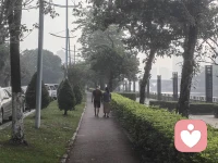 当事情没有按照我们预定方向发展的时候，如果我们问“为什么”，问题导向思维会将有关人员推到“被审查”的位置，其心理聚焦在逃避责任，结果可想而知。当我们问“怎么办”，结果导向思维会让有关人员感觉我们是一伙的，其心理聚焦在如何想方设法解决问题，结果同样可想而知。我们在处理亲密关系，亲子关系等人际关系问题皆如此。配图