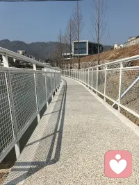 刚接到儿子电话说今天高中开学典礼上，学校给他发了1000块钱的奖学金。少年加油！