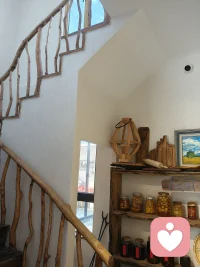 是心要满人要空还是人要满心要空？心满懂得放下即是空，人满懂得舍弃即是满，心行合一才是圆满，而大部分人都无法圆满。也正是那句人生哪得全如意，只求半称心。配图