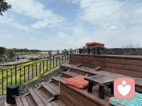 以前的社会左邻右舍大家串来串去，谁家烧个肉香味能让一堆人流哈喇子，谁家有个电视大家伙都跑他家看去了，天天有口角也闹腾有话就说有事就闹谁也不内耗，但谁家有个事大伙都跑的勤，婚丧嫁娶人情往来一个都不差，以前的干部也是真干部有事都能跟你屁股后头盯着你解决，处处都是烟火气处处都有人情味，现在高楼林立大家伙抬头不见低头见充其量电梯楼梯碰到打个招呼点个头，别说走亲访友到家来，即便父母来了还得酒店开个房，天天相处的同事领导不是你防着我就是我备着你，人哪终究群居动物避不开五谷杂粮七情六欲，而我们现如今都躲避起来防备起来，动不动社交恐惧动不动emo，究竟这社会是进步了还是倒退了，科技物质的发展究竟给人带来了什么，真的让我们更幸福快乐了吗？如果没有那我们究竟在追求什么呢？我是一个80后，希望经历过那抹平凡烟火气年代的我们更能发掘和倾听这个时代的心声吧。配图