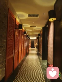 现在有个词断崖式分手，就是不告别不打扰冷静体面的去分手，悄无声息的离去去让别人遗憾后悔惦记，但其实恋人之间分手就是分手那瞬间撕心裂肺，需要沟通需要交代，哪怕就算不爱了痛快麻溜的把话说开都远比看似潇洒转身其实深度内耗的所谓体面告别好的多，成年人正确的分手方式哪怕聊一场闹一番都好，但都需要明确分开或不分开的信号，明确之后会有一段痛苦过程去消化，但远比那种默默分离信号不明还得自我消耗的过程要干脆利落的多，所以作为倾听师我更愿意能帮到这些还在内耗的朋友们来一个终极清空。配图