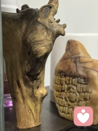 一方小缸，藏着山野与烟火。
游鱼在石间穿梭，绿植向光生长，
木作的葫芦与根雕静静伫立，
连带着满刻“财”字的石印，
都成了生活里温柔又热闹的注脚。
日子慢下来，
便在这方寸之间，
装下了一整个治愈的小世界。配图