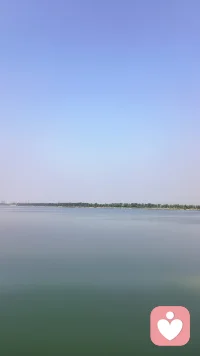 碧水蓝天，叹人间绝景，
水天一色，惊世间飞鸿，
正如一段美好的感情，相融，相生，相成。配图
