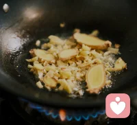 不得不佩服中医中国古人的养生！今天老婆冲澡后骑车，回来后被风吹到了，浑身无力。
按着古方红糖熬姜水，喝完以后全身就有劲了！我把剩余半碗也喝了，顿时感觉全身非常舒服，感觉细胞都被激活了，最近两年一直无力的感觉，瞬间被这股暖流冲开了！很久没有这么安逸，精神都充沛了！