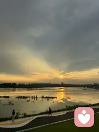 别着急，也别为难自己。生活本来就是一边失去一边拥有，一边失望一边希望。你不需要总是那么坚强，累了就歇一歇，难过了就哭一场，允许自己有不完美，也允许事情暂时没有答案。