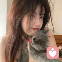 抱着软乎乎的小猫咪，突然读懂了「依恋理论」里的安全感——被需要的时刻，连呼吸都变得柔软。
原来最好的心理疗愈，从来都不是复杂的理论，而是一个毛茸茸的拥抱，和一段不被催促的时光