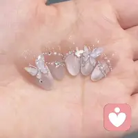 这个世界上，没有好坏，没有对错，
只是大家处在不同的频率，允许自己做自己，
允许别人做别人，让花成花，让树成树，
择其善者而从之，其不善者而改之，
你会活得非常洒脱。
 
生活，没有十全十美，人生难免会留遗憾。
花开成景，花落为诗，换个角度，
就会有不同的领悟。
 
与万事言和，与独处相安，
自行，自醒，自清醒！配图