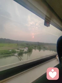 看多了爱而不得的纠结，才慢慢明白：
感情里最大的内耗，是执着于得不到的回应。
就像窗外沿途的风景，不必强行留住落日，
放下执念，前路自会有新的温柔等候。