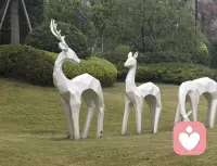 不必高估自己，也不必轻视他人。身边之人，长处可学，短处自省，一路行走，一路精进。