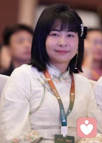 [太阳]所谓生命
就是“能量状态”
你的能量状态就是你的创造力
直白的说
你的能量状态才是你变现的能力
更进一步说
你的能量状态当下就决定了你的幸福快乐

能量状态又是最容易达到的
它不是靠学历或知识或技能
或所谓口才或结识什么人脉
它是你心念的转变
正所谓
“一念天堂一念地狱”（一念快乐一念烦恼）
就在一念

你的念创造了你的外在世界
而你的每一念又反映了你的能量状态
而你的能量状态并非靠增加什么而来
恰恰相反
它需要你更深层次的清理与释放你的限制与恐惧

我们对自身的误解
导致了我们对其它的误解
包括赚钱
首先你作为存在（圆满）
才有的思考与行为
但我们忽略了存在本身
把全部能量都用在了思考与方法上
殊不知
你的能量状态本身就决定了显化结果
所以
认识自己比努力奔跑更重要
正所谓
向前未必是向前
原来退后也是向前[爱心]