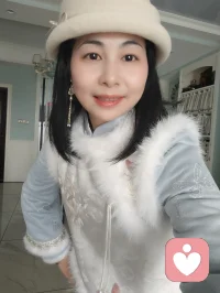 真正爱自己，起点不在努力绽放，而在全然允许，允许是真正的爱开始生根的土壤。

那个拼命奔跑、不敢停歇的你，是否曾听见心底的呐喊？当你说“等忙完这个项目…等孩子再大些…等存款再多一点…”时，恐惧已悄然扎根……

不敢允许的根源，是深深的不配得感。我们被教导“爱要靠努力换取”，却忘了生命本身已是宇宙最慷慨的馈赠。

允许不是放弃，而是最深沉的接纳：

允许情绪流淌：想哭时别强笑，愤怒时别压抑，让情绪如云卷云舒；

允许身心休息：累了就躺平，拒绝用“自律”绑架自己，身体的声音最诚实；

允许自己犯错：搞砸了又何妨？错误是成长的勋章而非耻辱的烙印；

允许暂时“落后”：放下比较的标尺，在自己的时区里从容行走；

允许平凡普通：不是每朵花都需惊艳春天，青苔的温柔亦能滋养大地。

越允许，越有力量。

生命如流水，允许才有空间承载奇迹。当你不再紧绷对抗，内在能量便自然充盈，真我便会从此刻脱颖而出——这份从容的底气，比任何证明都更耀眼。

真正爱自己，是觉知本自具足。真正的顶级自爱，是敢于松手，允许一切如其所是。