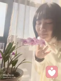 把自己活成一道光
            《用生命影响生命》

把自己活成一道光，
因为你不知道，
谁会借着你的光，
走出了黑暗。
请保持心中的善良，
因为你不知道，
谁会借着你的善良，
走出了绝望。
请保持你心中的信仰，
因为你不知道，
谁会借着你的信仰，
走出了迷茫。
请相信自己的力量，
因为你不知道，
谁会因为相信你，
开始相信了自己。
愿我们每个人都能活成一束光，
绽放着所有的美好!
                                           泰戈尔配图