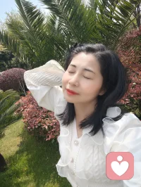 回归本来的心——认出本心


“回归”这个词容易让人误解，好像本心在远处，需要我们赶过去。其实不是。我们从未离开过它，只是暂时忘了它。所以更准确的说法是：认出本心。


一、什么是本心？

我此刻正在读这些字。我知道我在读，我知道我在呼吸，我知道我身体坐着或站着。这个“知道”本身——不是知道的内容，而是那个能知道的能力——就是本心的作用。

它不需要学习，不需要修炼，我们一直都有。快乐时它在，痛苦时它也在；清醒时它在，睡觉做梦时它还在。它从未缺席。

二、为什么认不出本心？

因为我们太关注“知道的内容”，而忽略了“知道本身”。

就像看电影看得入迷，完全忘了自己坐在电影院。电影里的悲欢离合让我哭让我笑，但我忘了：那只是一束光打在幕布上，而我一直是安全的观众。

我们每天被念头、情绪、外界的事情牵着跑，把这个虚假的“我”当成了真实的自己。这个“我”害怕失去、渴望认可、不断算计——所有烦恼都源于此。

三、如何认出本心？

不需要特殊姿势或信仰。三步：

1. 停下来（慢一点）

每天几次，放下手机，停下思考。只是感受呼吸，感受身体。哪怕只有一分钟。

2. 看一看（内观）

问自己：“此刻，我心里有什么？”看见念头、情绪，不分析、不评判。然后轻轻问：“那个看见它们的，是谁？”不要用脑子回答，只是感受那个“能看见”本身。

3. 回来（事上练）

在日常生活中，随时把注意力从“外面”收回到那个“知道”本身。走路时知道走路，吃饭时知道吃饭，生气时知道生气。

四、认出之后会怎样？

我依然会生气，但我知道“我在生气”，而不是“我就是生气”。我依然有念头，但我知道“念头来了”，而不是被念头带着跑。

我不再是被自动反应控制的机器人，而是有了选择、有了觉知的活人。痛苦还会来，但它不再能淹没我；快乐也会来，但我不再死死抓住不放。

五、日常练习

· 静中磨刀：每天独处几分钟，安静地回到觉知本身。

· 动中砍柴：做事时提醒自己“我知道我在做什么”。

一开始会忘记，没关系。想起来就回来。次数多了，它会成为我们的默认状态。

六、不追求“神奇体验”

认出本心不会让我飞起来，也不会让我变成超人，只是成为一个更清醒、更自在的普通人。依然会犯错，但不再被错误定义；依然会痛苦，但不再被痛苦淹没。


最后一句

我不是我以为的那个“我”。我是那个能知道一切、却不为所动的觉知本身。认