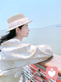 生活的烦恼，正源于求关注”的心态。得失之心淡了，闲言碎语远了，心境自然也宽敞明亮了。不炫耀，把力气用在踏实过日子与提升自己上。这份收敛的自觉，便是远离是非、珍惜与取悦自己，守护清静的开始。配图