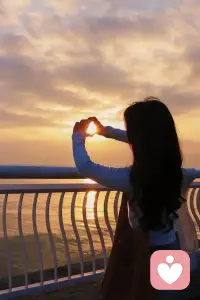 你已经很努力了，
现在就站在这里，看看海，看看落日吧。
不用急着变好，
风会听你说，光会抱你，
我们慢慢来。配图