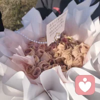 - 人生是用来体验的，不是用来演绎完美的。慢慢接受自己的迟钝和平庸，允许自己犯错，允许自己偶尔断电，带着缺憾拼命绽放，这是与自己达成和解的唯一方法 。配图