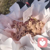 - 人生是用来体验的，不是用来演绎完美的。慢慢接受自己的迟钝和平庸，允许自己犯错，允许自己偶尔断电，带着缺憾拼命绽放，这是与自己达成和解的唯一方法 。配图