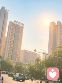 🌤️早安呀～
迎着清晨的阳光，把温柔和善意都揣进怀里。
愿你今天被世界温柔以待，也学会好好拥抱自己，不内耗、不勉强，把每一个当下都过得松弛又明亮✨配图
