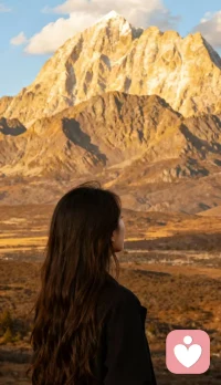 30岁以前，贪恋绿叶上的露珠，迷恋枝头上的红花，这样的喜爱很旖旎也很自由。

30 岁以后，你要明白露珠很漂亮，但经不起阳光。红花很美，但

经不起时间。这些东西在年轻时喜爱即可。

成熟后的你，要试着欣赏伟岸的高山、浑厚的土地，而不是一夜即逝、一季即散的春色。配图