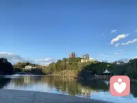 山海自有归期，风雨自有相逢， 
意难平终将和解，万事终将如意。
没有不可治愈的伤痛，
没有不能结束的沉沦， 
所有失去的，会以另外一种方式归来。
那些我们在意的事情，纠结的地方，放不下的人， 可能多年以后，回头再看，根本不算什么。曾经一度不理解老人晒太阳，一坐就是半天，长大才明白，目之所及皆是过往，心之所想皆是回忆，眼之所看皆是遗憾。

那些你放不下的人和事，岁月都 + 替你轻描淡写。 回头看，轻舟已过万重山； 向前看，前路漫漫亦灿灿； 抬头看，满天星光甚浪漫； 低头看，满路荆棘已过半。