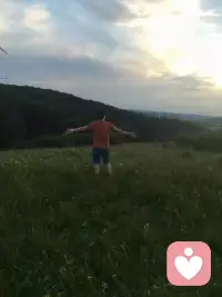 自由 
风不必解释去向
云不必固定形状
我走在人间
不必活成别人期待的模样
不是放纵 不是流浪
是心跳顺着自己的节奏
是目光敢望向远方
是沉默时 也拥有完整的胸膛
挣脱标签 挣脱捆绑
哪怕脚步轻轻
灵魂也能张开翅膀
在清晨 在黄昏 在无人的街巷
自由﹣-
是做自己 不慌不忙