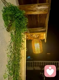 💞前几天被朋友推荐某“资深疗愈师”直播间，抱着学习心态进去，结果全程不适——老师对着来访者只反复放大“不足”，字里行间都是“方大卡点”，完全没看见对方的难与藏在背后的努力，本质就是借“专业”做恐惧成交，瞬间没了学习的念头。
 
咱们当初选择做疗愈，初心从不是“放大卡点”，更不是“靠恐惧赚钱”，而是看见来访者的脆弱后，愿意伸手接住他们。来访者找我们，是想被看见、被理解、被共情，想有人懂他们的不容易，认可他们没说出口的努力；更是想从我们这儿拿到力量、得到支持、感受温暖，找回“我能变好”的底气。可“恐惧成交”这件事，不仅没给人暖，还往人伤口上撒盐，早把疗愈的初心丢得一干二净。
 
咱们深耕这行，技能是底气，但初心才是根。哪怕懂再多专业方法，丢了“给人光、给人暖，给人希望”的初心，也算不上合格的疗愈师。也希望咱们同行都能守住这份初心：不拿别人的脆弱当筹码，不拿焦虑换成交，始终做照亮来访者的那盏灯，拆射他自己的光芒配图