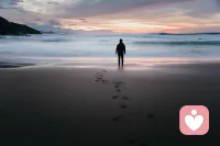 💞世人总觉得女人爱唠叨、爱抱怨，情绪多。
其实在众多个案与来访者中越发清晰：男人的内在伤痛，往往藏得更深、更痛，也更无人看见。
 
女人有情绪会吵、会说、会闹，哪怕是抱怨，也是在宣泄，情绪流通了，伤反而留不下。
而男人习惯了“有苦不能言”，在家要撑、在外要强，不敢卸下那层强大的伪装，把脆弱死死压在心底。
 
他们看似平静坚强、不动声色，可那些没流的泪、没说的苦，都变成了沉默的内伤，越积越沉。
 
其实男人比女人更需要被倾听、被陪伴、被懂得。
他们不是不需要，只是习惯了硬扛，不敢示弱。🌿