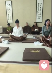 💞《开启一场集体疗愈》
满座皆是同频的灵魂。
 
当大家盘腿而坐，在静谧的禅意空间里向内探索，我看到了最真实的生命状态——
有的人在静默中流泪，那是积压已久的情绪终于找到了出口；
有的人在呼吸中觉醒，那是潜意识卡点被温柔打通的时刻。
 
作为一名疗愈师，我的使命不仅是陪伴，更是见证。
见证你们通过清理，重获身心的纯净与力量。疗愈从来不是一蹴而就，而是一场温柔的回归。
 
如果你也正处于情绪的迷雾中…我愿陪你走过幽暗，共赴光明……