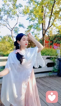 💞我们从生到死，都在被家庭、教育、文化、历史、文明……制约！一代制约一代，不是任何人的错，只是意识的惯性。我们都活在一个共同认可的大幻觉里。
我们眼前一切不是客观存在，是自己的意识、自己的心、自己的业力组合出来的投影。我们看到的世界，是自己心识的镜子。万法唯心，三界唯识！

我们过去的一切痛苦、挫折、冤枉、修行、努力、荒废、爱恨……全部都是刚刚好。没有一步白费，没有一痛多余。它们全部在磨练我们、筹备我们、把我们带到今天这一刻。
我们来到这里，是刚刚好。不是认命，是站在一体意识看：一切都是生命最完美的安排。发生的，就是该发生的。一切都是为了让我们回到心、回到真实、回到自己。
把生命交给宇宙，宇宙来活你，不是你活生命。允许一切发生，不抵抗、不反弹，业力自然化解。允许念头来去，不跟随、不挽留，心自清净。 允许身体如是，健康也好，不适也好，全然接纳。把“应该”放下，允许“如是”，心自然安宁。

我们以为“我”在寻找真理，其实真理一直在等待“我”认出它。把“我”的一切身份都拿来参，终见无一真实。到了这里，已经没有问题了，没有“我”要解决问题。一切，一切都是头脑投射的，没有什么是真实。看到一体，就看到真实。看到一体，就看到自己。