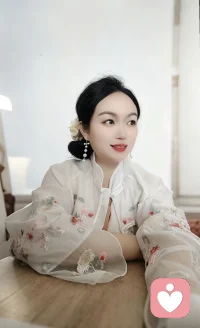 💞生了三宝才补齐各种新生儿知识。
回想大宝二宝，完全是稀里糊涂拉扯大。
以前肠胀气、飞机抱、排气操这些闻所未闻，长辈不懂，也没人指点。
有没有同款懵懂的妈妈配图