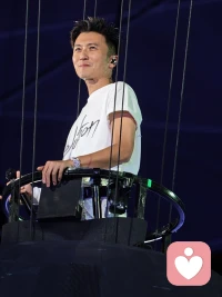 一天做了好多事，谢霆锋演唱会落下帷幕配图